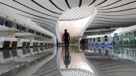Новото гигантско летище в Пекин започна първите си международни полети