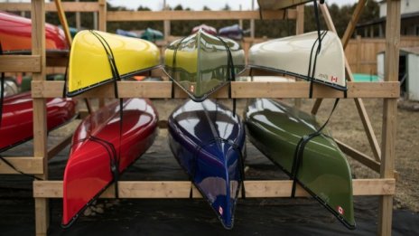 Мигрантите принудиха Decathlon да спре канута от продажба