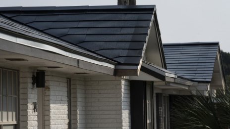 Соларният покрив на Tesla представлява важна част от плановете на Илон Мъск