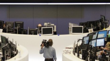 Индексите в Европа останаха на червено въпреки позитивните новини отвъд океана