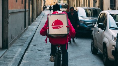 Управляващите намаляват и ДДС за доставка на храна за вкъщи