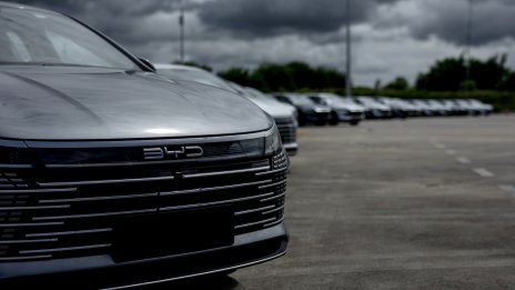 Продажбите на BYD извън Китай ще определят пазарната ѝ оценка и изхода от битката с Tesla 