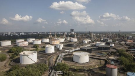 Високите петролни запаси в САЩ удрят цената на „черното злато“*