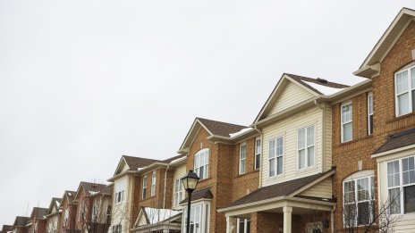 Снизходителните банки в Канада помагат за стабилизирането на цените на жилищата