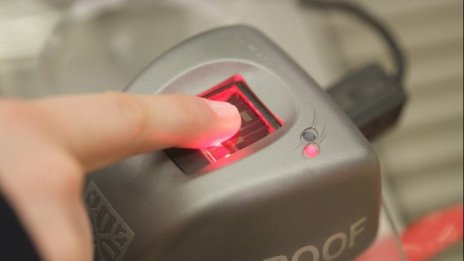 Пръстовата идентификация в болниците остава в сила засега