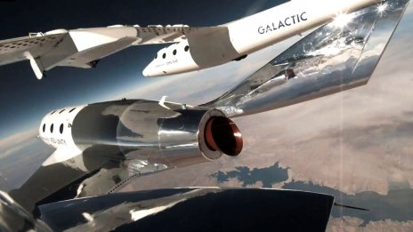 Virgin Galactic на Ричард Брансън е извела трима космически туристи на суборбитален полет