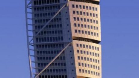 Втората по височина жилищна кула в Европа е обявена за продан