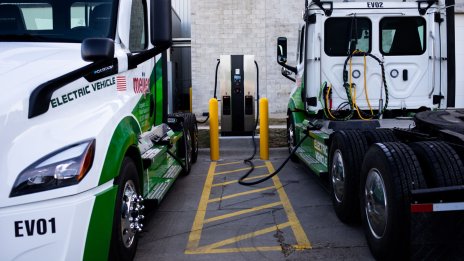 Toyota и Daimler Truck ще слеят своите японски звена за камиони