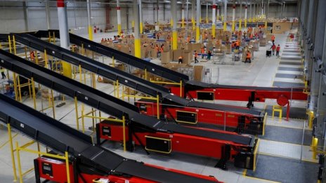 Amazon увеличава броя на роботите в складовете си