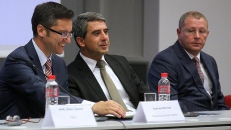 Поне 1,5% от БВП за отбрана поиска Плевнелиев