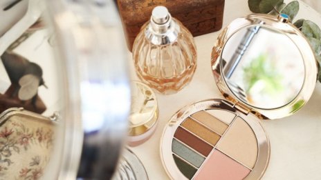 Estee Lauder сви прогнозата си заради проблемите с веригите на доставките