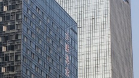 Проблемите в китайския имотен сектор излагат на риск престижни глобални проекти