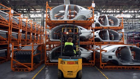 Производителят на "Лада" изпраща служители в принудителен отпуск