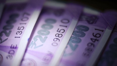 Индия изтегля от обращение банкнотите от 2000 рупии