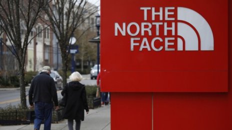 Производителят на маратонките Vans сви прогнозата за приходите си