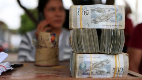 Опашка за два долара: Битката за пари в брой във Венецуела е в разгара си