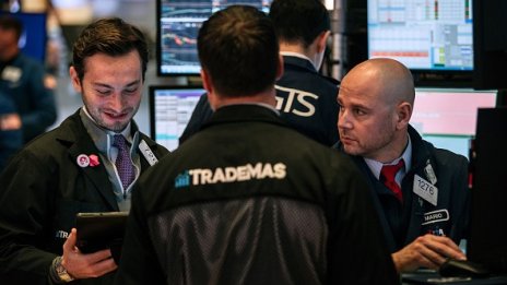 Инвеститорите се борят с безкрайната монетарна подкрепа