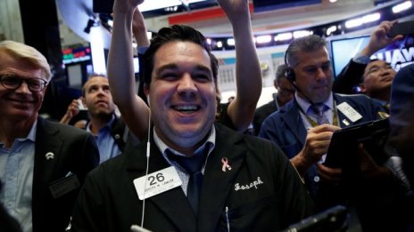 Dow Jones скочи с над 400 пункта след обещанието на Фед да бъде търпелив