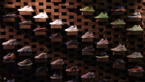 Предпазливите прогнози на Adidas за годината ѝ донесоха ценови спад на борсата