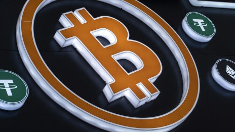 Цената на биткойна намира временно успокоение в протоколите от Фед