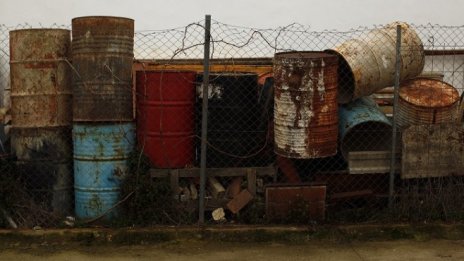 Петролът поевтинява в очакване на официални данни за резервите в САЩ