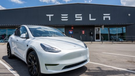 Tesla ще представи дългоочакваното си роботакси във филмовото студио на Warner Bros. Discovery