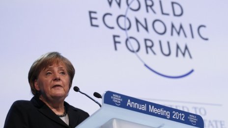 Меркел не вижда смисъл от наливането на още пари в борбата с кризата