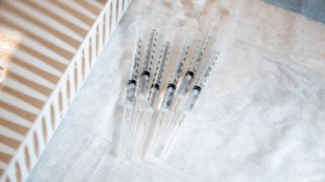 Pfizer и Сие може да спечелят милиарди с бустерните дози