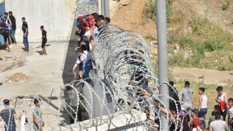 Мароко оказва натиск върху Испания с 8 хил. мигранти в Сеута