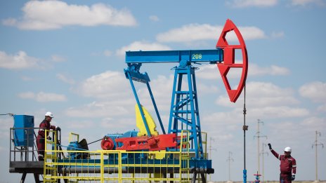 Добивът на петрол в Казахстан нараства през май въпреки натиска за съкращаването му