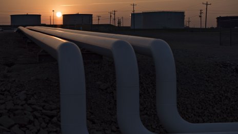 Петролът поевтинява за втори ден поред заради поскъпването на долара и опасенията за търсенето 