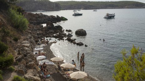 По-горещите лета и пренаселването заплашват туристическите икономики в Европа