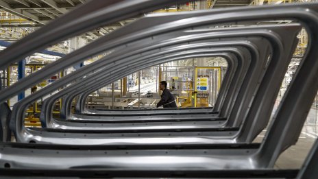 Потребителската инфлация в Китай се ускорява, спадът на фабричните цени продължава