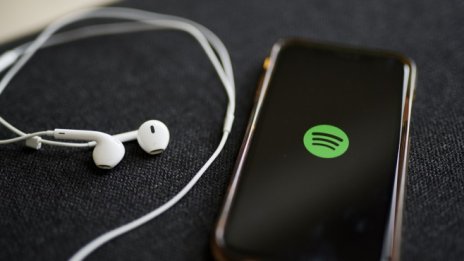 Ще се отплатят ли огромните инвестиции на Spotify в подкасти?
