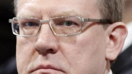 Рублата падна до двугодишно дъно заради политическите маневри в Кремъл