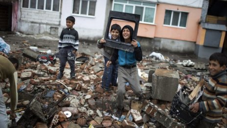 Делът на хората в материални лишения в България остава най-голям в ЕС и расте