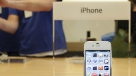 Apple продължава да работи по проблема с батерията 