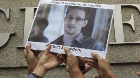 Сноудън разполагал с „хиляди секретни документи“