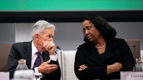 Върховният съд позволи на Лиса Кук да остане в борда на Фед засега