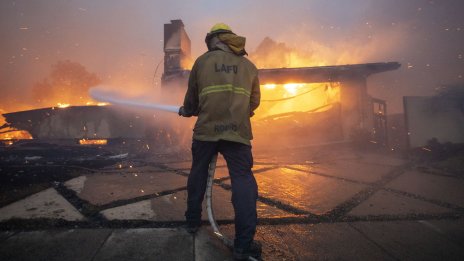 Предварителната оценка за пожарите около Лос Анджелис показва щети за поне 52 млрд. долара