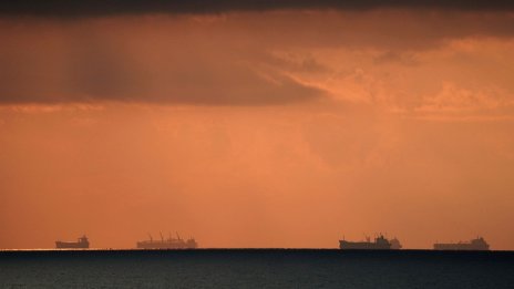 САЩ наложиха първите санкции за неспазване на тавана за цената на руския петрол