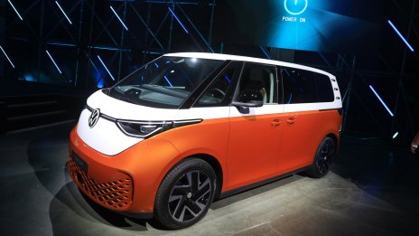VW може да увеличи производствения капацитет за ID Buzz заради силното търсене