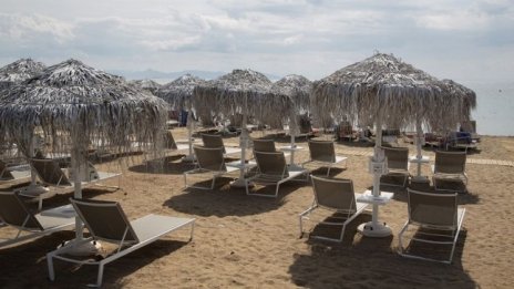 Концесионерът на плаж „Иканталъка 2“ определи по 10 лева за чадър и за шезлонг