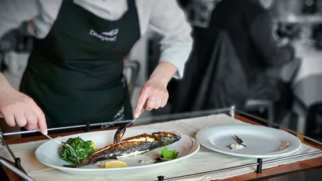 Оборотите на хотели и ресторанти подкрепят индекса на услугите и през февруари