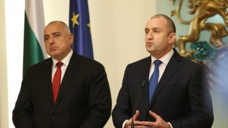 Правителството отпуска по 1000 лева допълнително на месец на медицинските лица