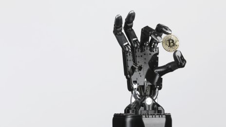 Манията по изкуствения интелект остави биткойна да ѝ диша прахта