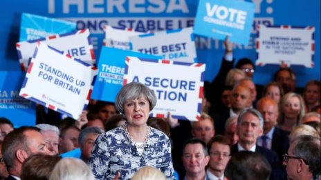 Очаква се партията на премиера Тереза Мей да получи 44% от вота днес