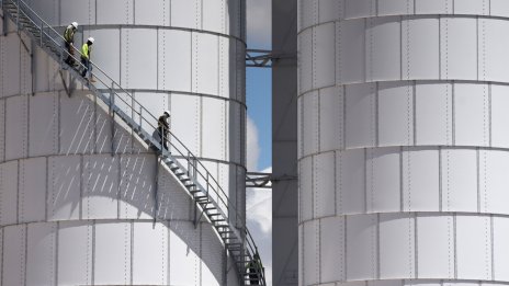 Петролът поскъпва за втора търговска сесия, но се насочва към седмичен спад*