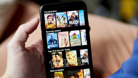 Microsoft ще помага на Netflix за по-евтината услуга с реклами