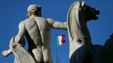 Всички сценарии за криза водят към Рим, докато ЕЦБ вдига лихвите